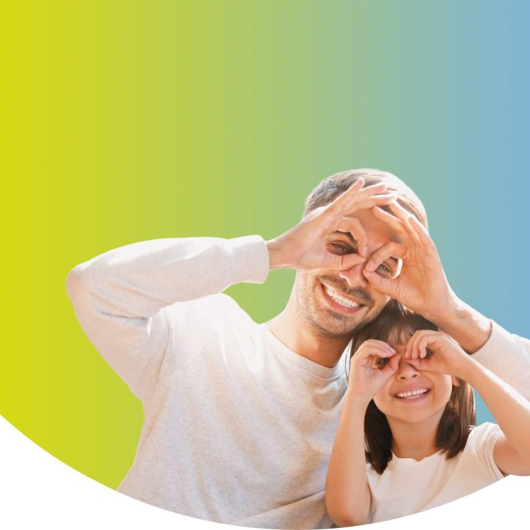 Ein Mann und ein Kind machen mit den Händen das Zeichen für eine Brille.