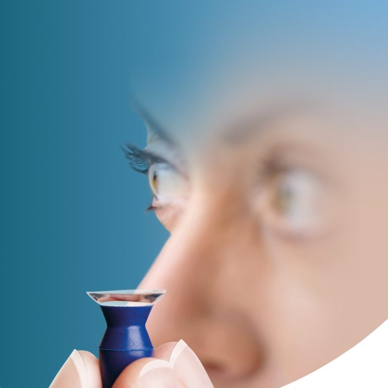 Nahaufnahme eines Auges, das auf eine Linse fokussiert ist.